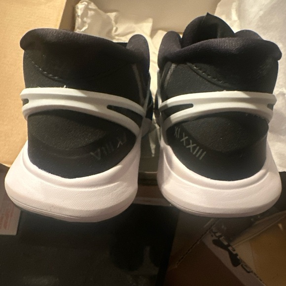 Nike Kyrie 8, boys size 3y - Picture 9 of 9